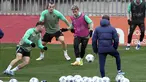 Penyerang Atletico Madrid #07 Antoine Griezmann (tengah) menghadiri sesi latihan menjelang laga pamungkas Grup E Liga Champions 2023/2024, di tempat latihan klub di Majadahonda, dekat Madrid, Selasa (12/12/2023). (Thomas COEX / AFP)