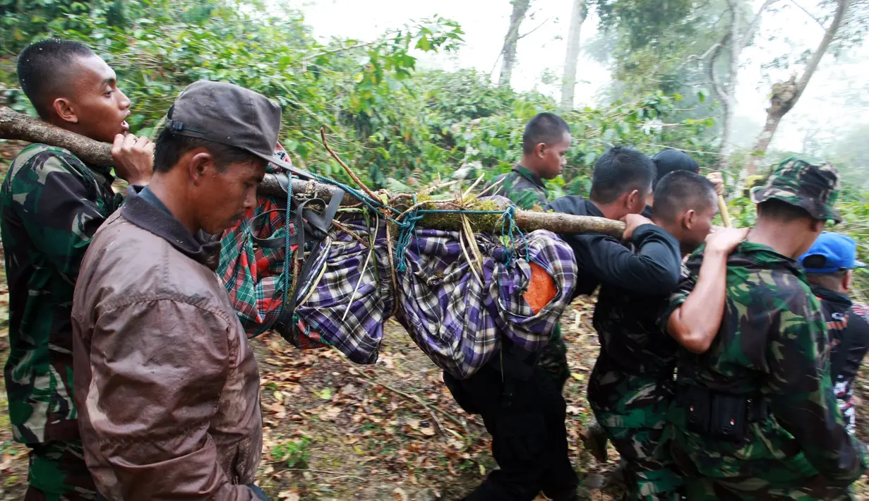 Tim gabungan Basarnas, TNI, dan warga lokal mengevakuasi jenazah korban pesawat Aviastar di Dusun Gamaru, Desa Ulu Salu, Kecamatan Latimojong, Kabupaten Luwu, Sulsel, Senin (5/19). 10 korban pesawat Aviastar dan kotak hitam berhasil dievakuasi. (AFP/STR)