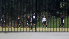 Tim Thailand menjalani latihan tertutup jelang melawan Timnas Indonesia pada Final Piala AFF 2016 leg pertama. (Bola.com/Nicklas Hanoatubun)