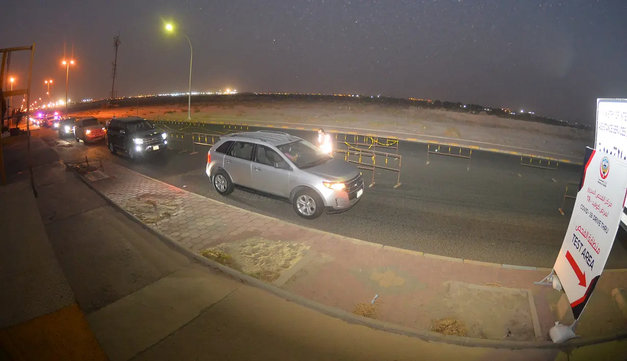 Orang-orang antre dalam mobil mereka untuk memasuki sebuah stasiun pengujian lantatur (drive through) baru untuk COVID-19 di Kegubernuran Mubarak Al-Kabeer, Kuwait, 20 September 2020. Kuwait membuka stasiun pengujian PCR lantatur baru untuk memperluas kapasitas pengujian COVID-19. (Xinhua/Asad)