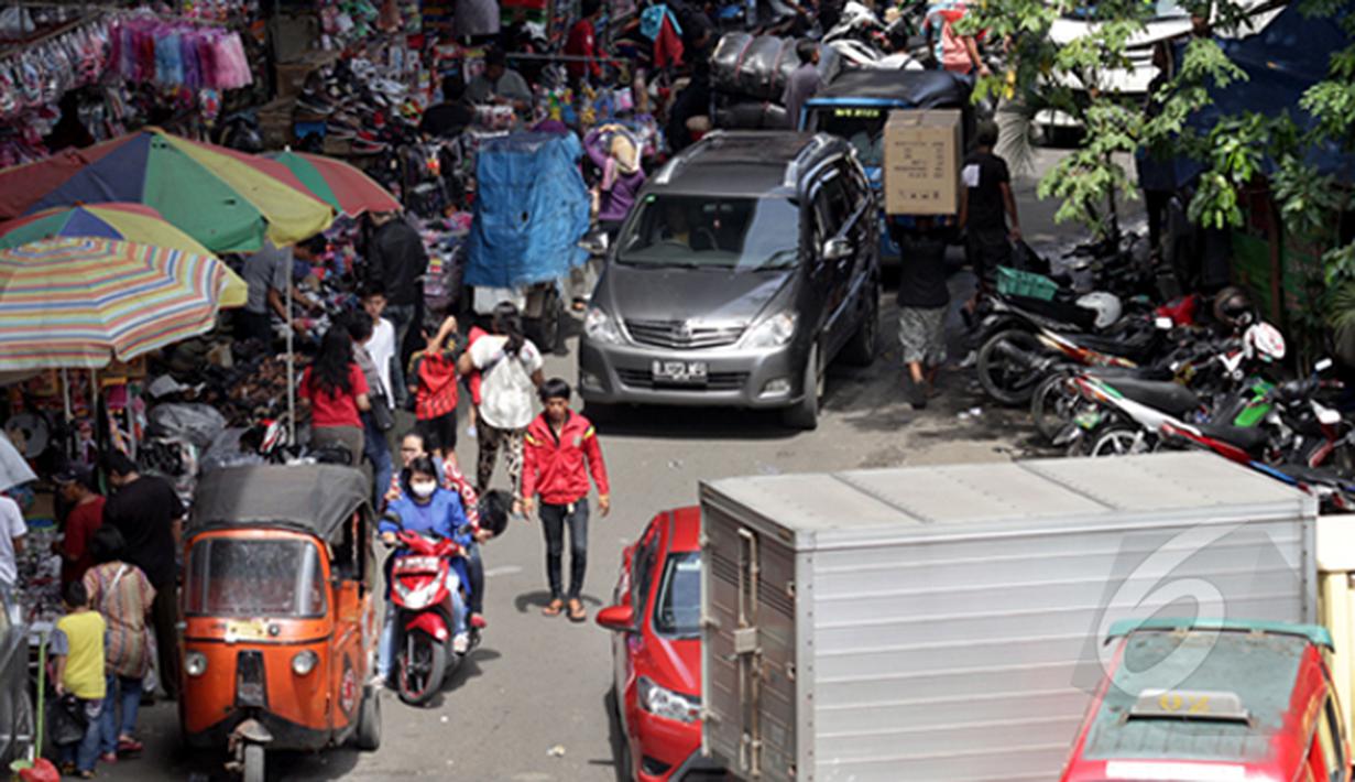 Tampak sejumlah kendaraan parkir sembarangan di kawasan Pasar Asemka, Jakarta, Jumat (6/2/2015). (Liputan6.com/Faizal Fanani)