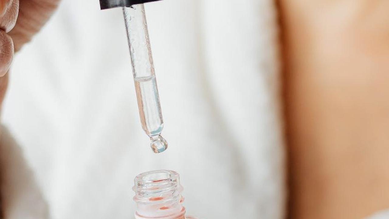 Namun, pastikan untuk memahami cara penggunaannya dengan benar dan jika ada keraguan, konsultasikan dengan profesional medis. Dengan perawatan yang tepat, hyaluronic acid dapat membantu menjaga kulitmu tetap sehat, terhidrasi, dan bercahaya.