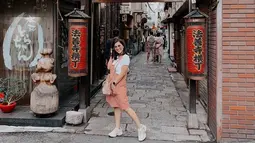 Saat berlibur di Jepang, Nisya pun terlihat sangat santai. Ia juga mengenakan busana dengan warna pastel yang dipadukan dengan kacamata serta jam tangan. (Liputan6.com/IG/@nissyaa)