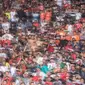 The Jakmania menyaksikan laga Torabika Soccer Championship 2016 antara Persija Jakarta melawan PS TNI di Stadion Pakasari, Bogor, Jumat (15/10/2016). (Bola.com/Vitalis Yogi Trisna)