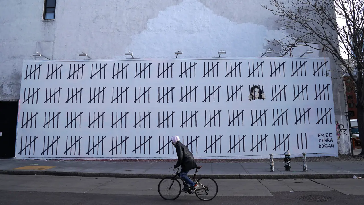 Protes Lewat Mural, Seniman Misterius Banksy Hebohkan New York