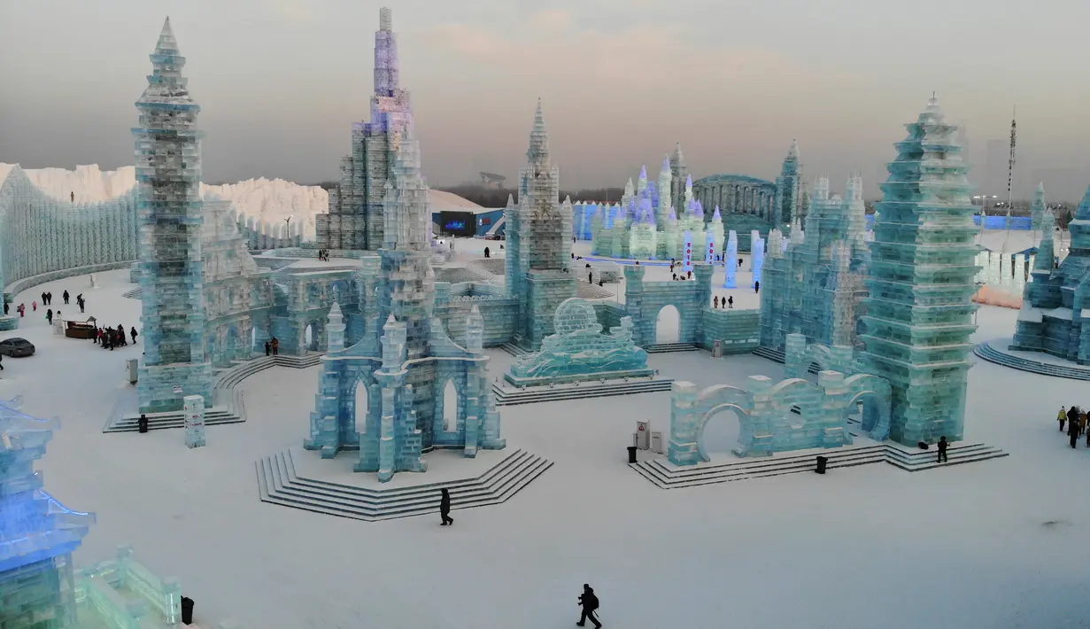 Pandangan udara patung-patung es selama Festival Salju dan Patung Es Internasional Harbin di Harbin, China, Senin (7/1). Kegiatan tahunan dengan skala terbesar di dunia itu menawarkan sederet instalasi karya dan aktivitas menarik. (FRED DUFOUR/AFP)