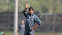 Pelatih Timnas U-19, Indra Sjafri saat memimpin sesi latihan Perdana di Lapangan Legenda Football Arena, Bekasi, Jumat (29/9/2017). Latihan ini untuk persiapan uji coba melawan Kamboja dan Thailand.  (Bola.com/Nicklas Hanoatubun)
