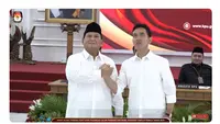 Prabowo Subianto bersama Gibran Rakabuming Raka usai menyampaikan pidato perdana setelah resmi ditetapkan Komisi Pemilihan Umum Republik Indonesia (KPU RI) sebagai Presiden dan Wakil Presiden Terpilih 2024. (Tangkapan Layar YouTube KPU RI)