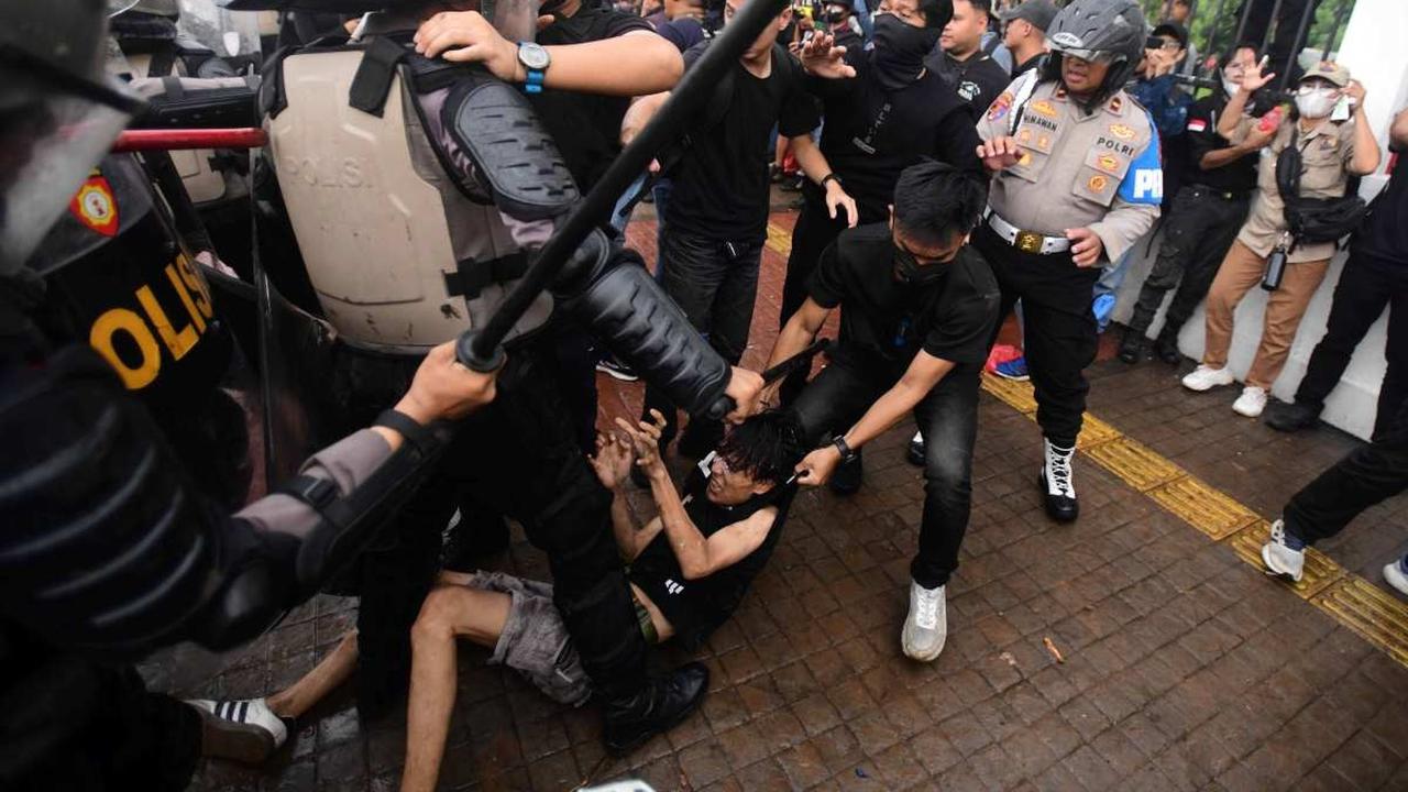 Bentrokan Panas Pengunjuk Rasa vs Polisi di DPR