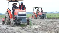 Menteri Pertanian (Mentan) Syahrul Yasin Limpo melakukan percepatan tanam padi Desa Tempuran, Kecamatan Trimurjo, Kabupaten Lampung Tengah, Provinsi Lampung.