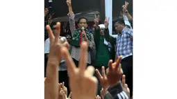 Di hadapan ratusan pendukungnya, Gubernur Jakarta non-aktif itu mengklarifikasi isu negatif tentang dirinya yang disebarkan Tabloid Obor Rakyat, Purwakarta, Selasa (17/6/14). (Liputan6.com/Herman Zakharia)
