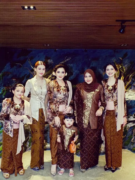 Arsy Hermansyah duplikasi gaya Ashanty dengan kebaya kutubaru bermotif serupa dan kain jarit. Lengkap dengan selendang, angkin dan bross emas [@ashanty_ash]