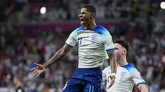 Penyerang Inggris Marcus Rashford merayakan gol pembuka yang dicetaknya ke gawang Wales pada pertandingan terakhir Grup B di Ahmad bin Ali Stadium, Rabu (30/11/2022) dini hari WIB. Timnas Inggris melangkah mantap ke Babak 16 Besar Piala Dunia 2022 sebagai juara grup. (AP Photo/Frank Augstein)