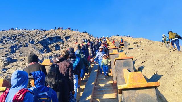Para Wisatawan mendaki Gunung Bromo (Istimewa)