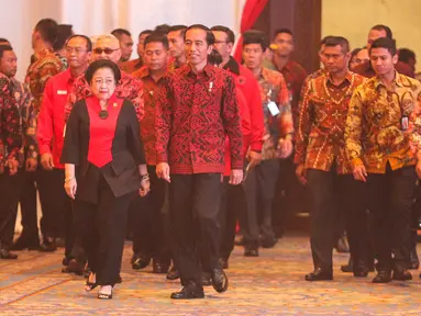 Presiden Joko Widodo (Jokowi) didampingi Ketum PDIP Megawati Soekarnoputri menghadiri HUT PDIP ke-44 di JCC, Jakarta Pusat, Selasa (10/1). HUT PDIP mengusung tema PDI Perjuangan Rumah Kebangsaan untuk Indonesia Raya. (Liputan6.com/Faizal Fanani)