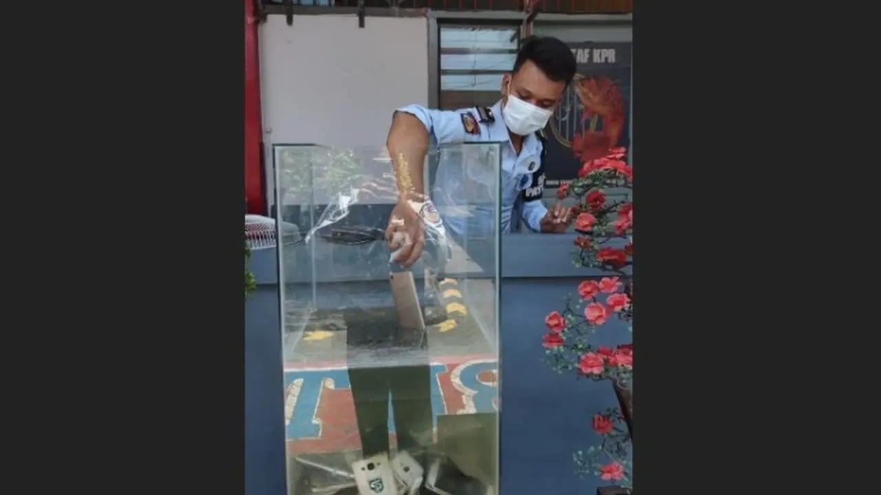 Handhone sitaan rutan Gresik direndam di air garam. (Dian Kurniawan/Liputan6.com)