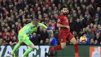 Winger Liverpool, Mohamed Salah, diadang kiper Everton, Jordan Pickford, dalam laga lanjutan Premier League di Stadion Anfield, Minggu (2/12/2018) waktu setempat.  (AP Photo/Jon Super)