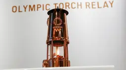 Lentera api olimpiade dipamerkan di Museum Olimpiade Jepang di Tokyo pada Senin (31/8/2020). Penyelenggara memutuskan untuk memajang api Olimpiade di museum yang lokasinya dekat dengan stadion nasional yang dibangun khusus untuk perhelatan Olimpiade Tokyo. (Rodrigo Reyes Marin/Pool Photo via AP)