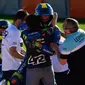 Pembalap Suzuki Ecstar, Joan Mir (tengah) merayakan bersama timnya setelah memenangkan kejuaraan dunia MotoGP setelah Grand Prix Valencia di sirkuit Ricardo Tormo di Valencia  (15/11/2020). (AFP/Lluis Gen)