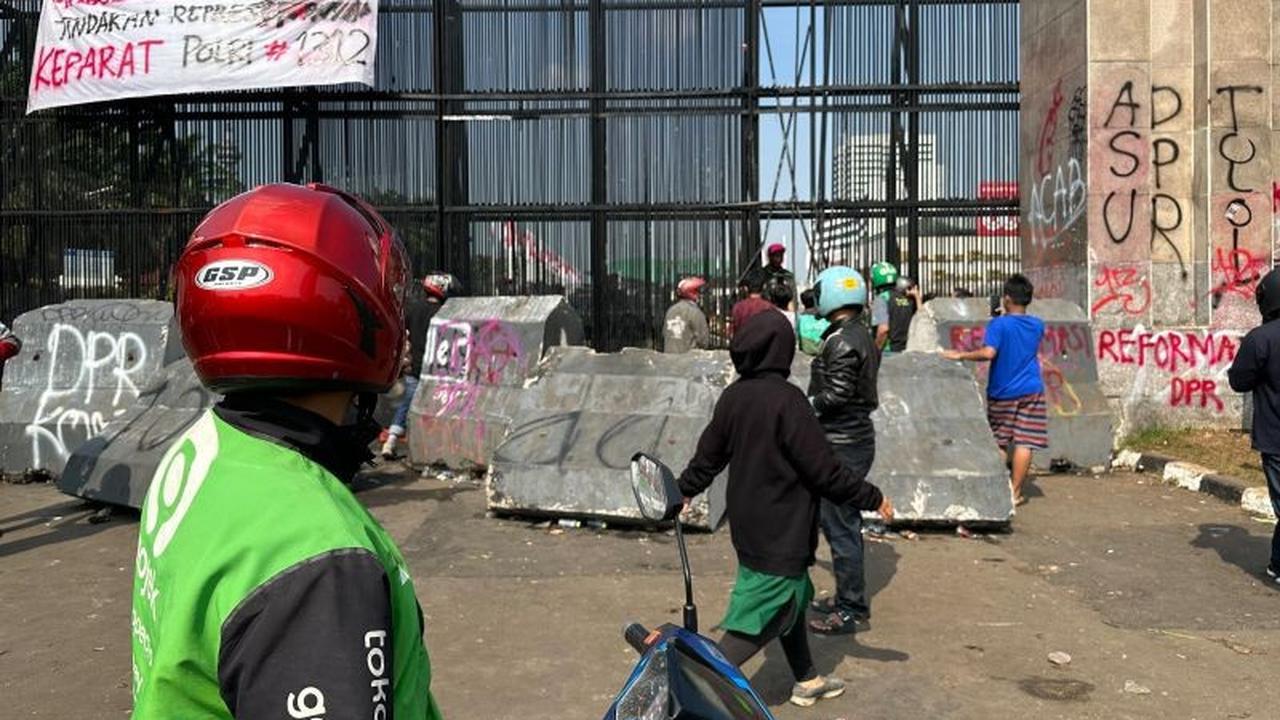 Fakta Unik: Warga Kunjungi Gedung DPR Pasca Unjuk Rasa, Menilik Situasi Pasca Unjuk Rasa DPR dan Tragedi Ojek Online