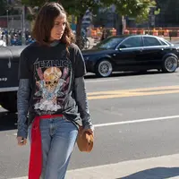 Nggak bakalan ribet pakai kaos dengan mix and match ini. (Sumber foto: www.closetfulofclothes.com)