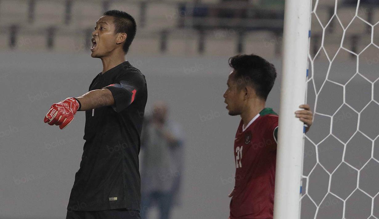 Kiper Timnas Indonesia, Kurnia Meiga, memberikan instruksi saat melawan Filipina laga Piala AFF 2016 di Philippine Sports Stadium, Filipina, Selasa (22/11/2016). Hingga babak pertama kedudukan masih imbang 1-1. (Bola.com/Nicklas Hanoatubun)