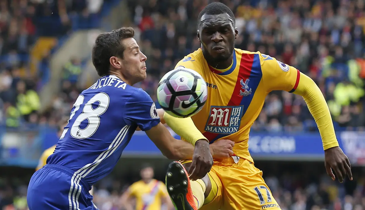Striker Crystal Palace, Christian Benteka, berusaha melewati bek Chelsea, Cesar Azpilicueta. Pada laga ini The Blues memakai formasi 3-4-2-1, sementara Palace menggunakan skema 4-2-3-1. (AFP/Ian Kington)