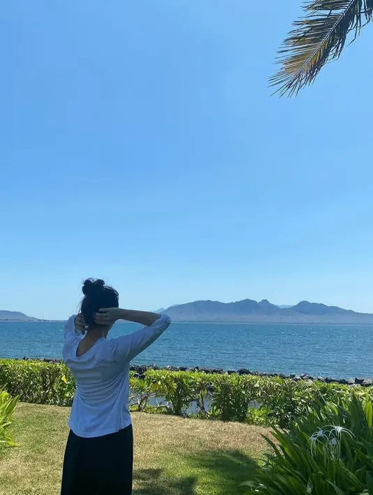 Sementara itu, netizen justru dibuat salfok dengan penampilan sederhana Ayu Ting Ting saat liburan di Banyuwangi. Diketahui, ibu satu anak itu tampil dengan kaos panjang berwarna putih yang dipadukan dengan celana panjang.