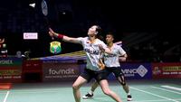 Ganda campuran Indonesia Dejan Ferdinansyah/Gloria Emanuelle Widjaja saat menghadapi Seo Seung Jae/Chae Yu Jung dari Korea Selatan pada babak 16 besar Indonesia Open 2024 di Istora Gelora Bung Karno, Senayan, Jakarat, Kamis (6/6/2024). Dejan/Gloria menang 21-15, 15-21, 21-4. (foto: PP PBSI)