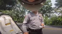 Oknum polisi diduga memeras seorang turis asal Jepang (Dok.YouTube/Style Kenji)