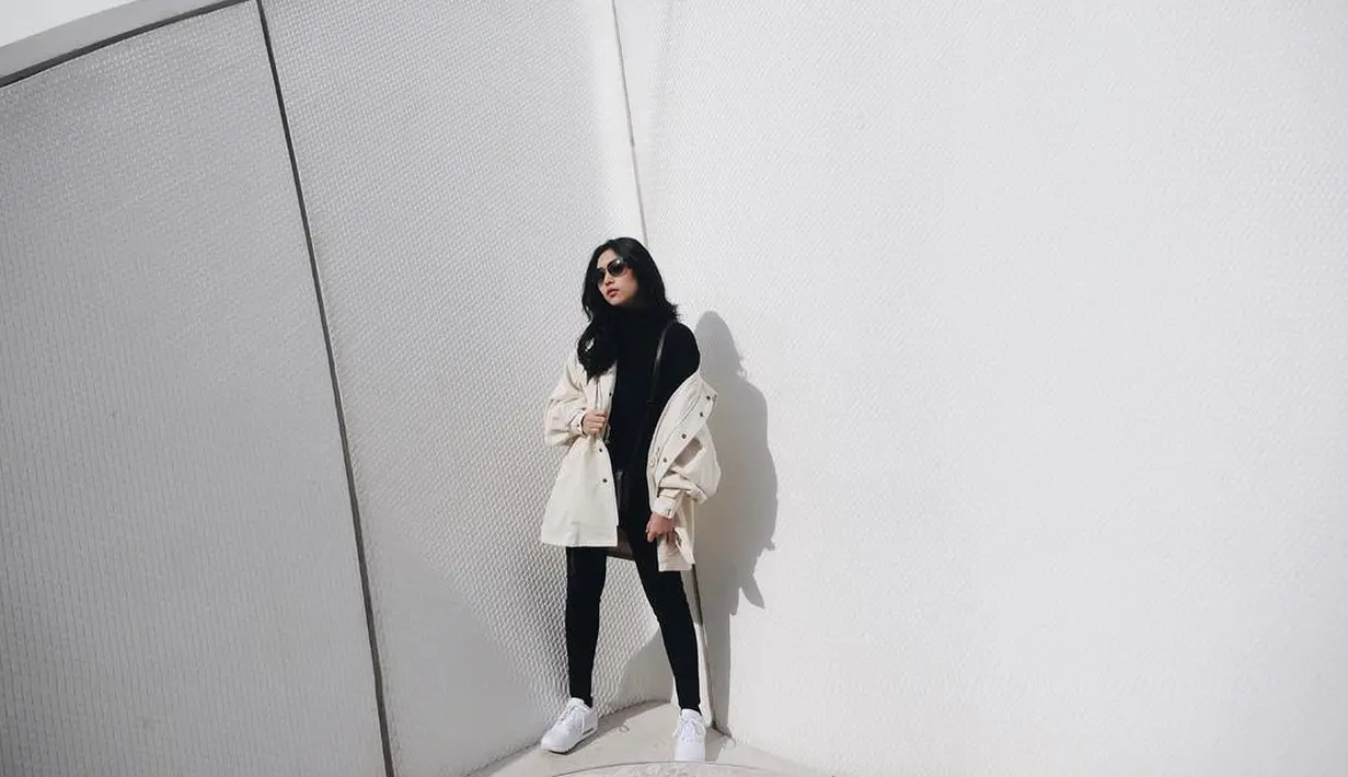 Seperti yang satu ini Isyana keren banget memakai busana serba hitam yang dipadukan dengan outer dan sneakers putihnya. Paduan yang pas dan pastinya pas banget dikenakan Isyana yang supel. (Instagram/isyanasarasvati)