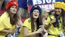 Fans Kolombia menari saat menonton timnya melawan Polandia pada grup H Piala Dunia 2018 di Kazan Arena, Kazan, Rusia, (24/6/2018). Kolombia menang 3-0 atas Polandia. (AP/Thanassis Stavrakis)