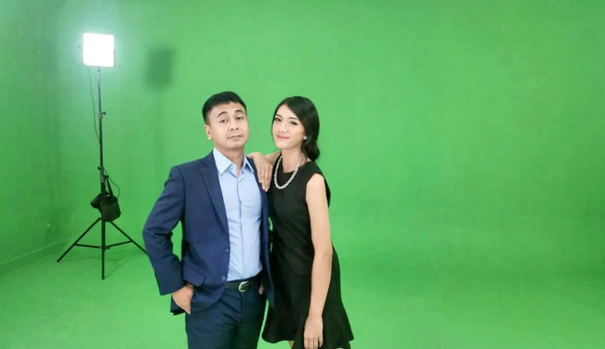 Mengingat Dika merupakan lelaki keturunan Suku Batak, maka di pernikahannya nanti pun kabarnya akan kental dengan nuansa Batak. Bahkan, calon pengantin ini juga sudah mulai belajar menari Tot Tor. (Instagram/anissaaziza)