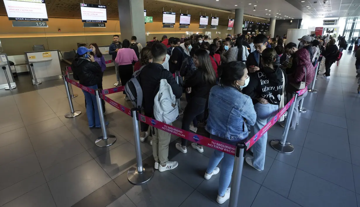 Maskapai penerbangan Kolombia, Ultra Air, telah menghentikan operasinya, dan menjadi maskapai penerbangan kedua di negara tersebut yang tutup dalam sebulan terakhir. Dengan rumor yang beredar mengenai kondisi keuangan maskapai ini selama berminggu-minggu, armada maskapai ini kini dikandangkan dengan prospek yang kecil untuk kembali mengudara. (AP Photo/Fernando Vergara)