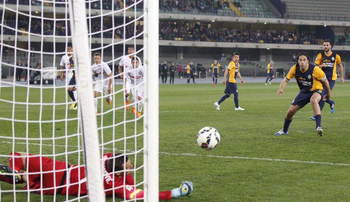 Aksi kiper Inter Milan, Samir Handanovic menggagalkan tendangan penalti Luca Toni (AP Photo/Felice Calabro')