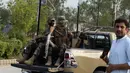 Kajadian itu melukai delapan orang, kata polisi di tengah meningkatnya kekerasan di wilayah tersebut. (AP Photo/Mohammad Sajjad)