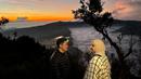 Foto tersyahdu dipersembahkan oleh pose Irwansyah dan Zaskia Sungkar menjemput fajar di Gunung Bromo. Surya masih malu-malu di ufuk timur. Kehadirannya tampak dari rona senja di cakrawala. Irwansyah mengenakan jaket tebal hitam polos sementara sang istri bermain corak lewat luaran kotak-kota hitam dan cokelat plus hijab polos. Keduanya sengaja tak memandang kamera. (Foto: Dok. Instagram @zaskiasungkar15)
