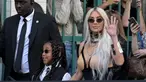 Sosialita AS Kim Kardashian dan putrinya North West tiba untuk menghadiri acara koleksi Jean-Paul Gaultier saat Paris Fashion Week Fall/Winter 2023 di Paris, Prancis, 6 Juli 2022. Kehadiran duo ibu dan anak ini di ajang Paris Fashion Week Fall/Winter 2023 menuai perbincangan karena penampilan keduanya yang nyentrik. (AFP)