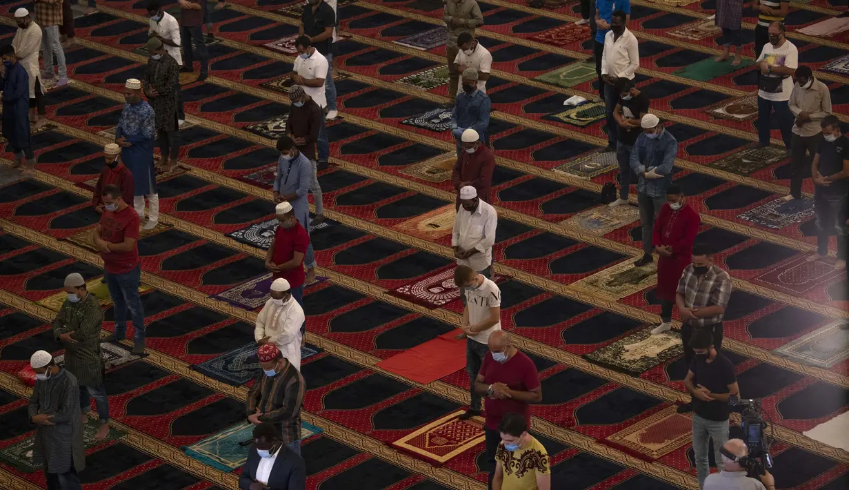 Umat Muslim mengenakan masker untuk mencegah penyebaran corona COVID-19, melaksanakan sholat Idul Adha sambil menjaga jarak sosial di Masjid Mohammad al-Amin di Beirut, Lebanon pada 31 Juli 2020. (AP Photo/Hassan Ammar)