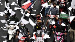 Demonstran melakukan konvoi saat berunjuk rasa di Bangkok, Thailand, Jumat (10/9/2021). Demonstran mendesak Perdana Menteri Thailand Prayut Chan-O-Cha mengundurkan diri atas penanganan pemerintah terhadap COVID-19 dan pembebasan tahanan politik. (LILLIAN SUWANRUMPHA/AFP)