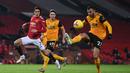 Gelandang Wolverhampton Wanderers, Romain Saiss (kanan) menguasai bola di depan striker Manchester United, Edinson Cavani dalam laga lanjutan Liga Inggris 2020/21 pekan ke-16 di Old Trafford, Selasa (29/12/2020). Wolverhampton kalah 0-1 dari Manchester United. (AFP/Laurence Griffiths/Pool)