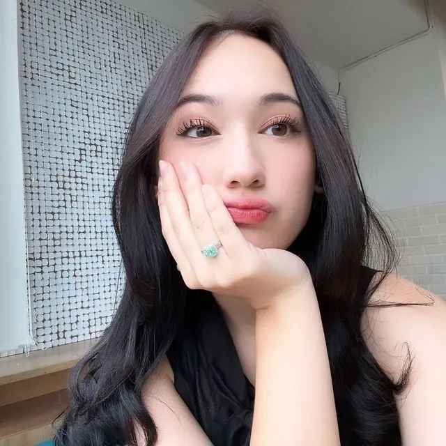 Diberi Cincin Oleh Maia Estianty, Ini 6 Potret Penampilan Laura Moane Pakai Perhiasan