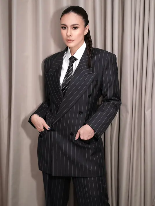 Wulan Guritno kenakan setelan double breasted dan celana panjang bergaris dari Hartono Gan [@wulanguritno]