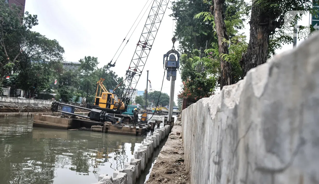 Pekerja dari Dinas Sumber Daya Air (SDA) Provinsi DKI Jakarta menggunakan kendaraan alat berat saat menyelesaikan proyek normalisasi Kali Ciliwung di Jalan Gunung Sahari, Jakarta Pusat, Senin (22/8/2022). Pemprov DKI Jakarta melalui Dinas SDA memastikan program normalisasi Kali Ciliwung terus berjalan dengan prioritas di lokasi aliran utama sungai dan tujuh kelurahan yang merupakan titik rawan banjir. (merdeka.com/Iqbal S. Nugroho)