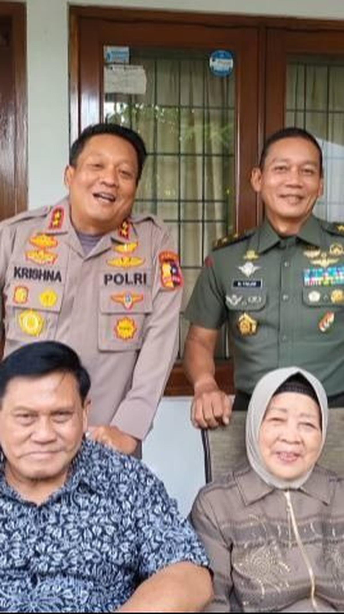 Dua anaknya itu adalah Irjen Krishna Murti dan Mayjen Mohammad Fadjar.