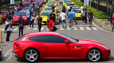 Sekitar 100 mobil Ferrari ikut dalam Ferrari Festival of Speed di BSD City, Tangerang Selatan, Minggu (23/4). Parade Festival of Speed ini merupakan perayaan puncak ulang tahun Ferrari ke-70 di Indonesia. (Liputan.com/Fery Pradolo)