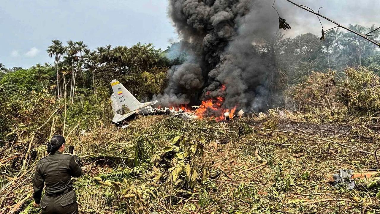 FOTO: Pesawat Hercules Jatuh Sesaat Lepas Landas Puluhan Orang Tewas