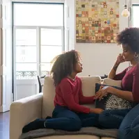 Jangan langsung menyambar kemarahan anak dengan amarahmu, kamu bisa mengajaknya untuk berdiskusi bersama. (Foto: Pexels.com/Kampus Production)