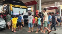 Saat ada bus AKAP (Antar Kota Antar Provinsi) yang datang, anak-anak menghampirinya dan meminta si sopir membunyikan klakson telolet. (Liputan6.com/Angga Yuniar)