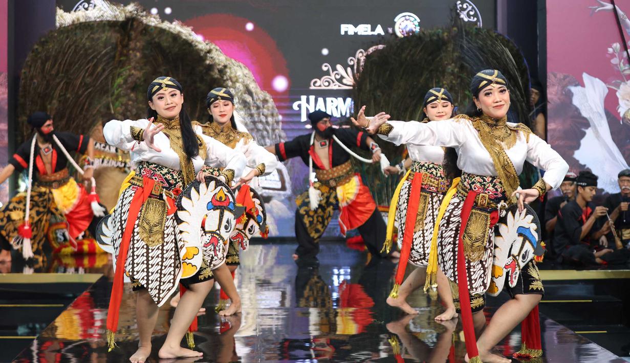 Penari Reog Ponorogo dari Sedulur Warok Ponorogo Bekasi beraksi saat pembukaan acara Parade Wastra Nusantara 2025 yang di Grand Atrium Kota Kasablanka, Jakarta Selatan, Jumat (8/8/2025). (KapanLagi.com/Budy Santoso)